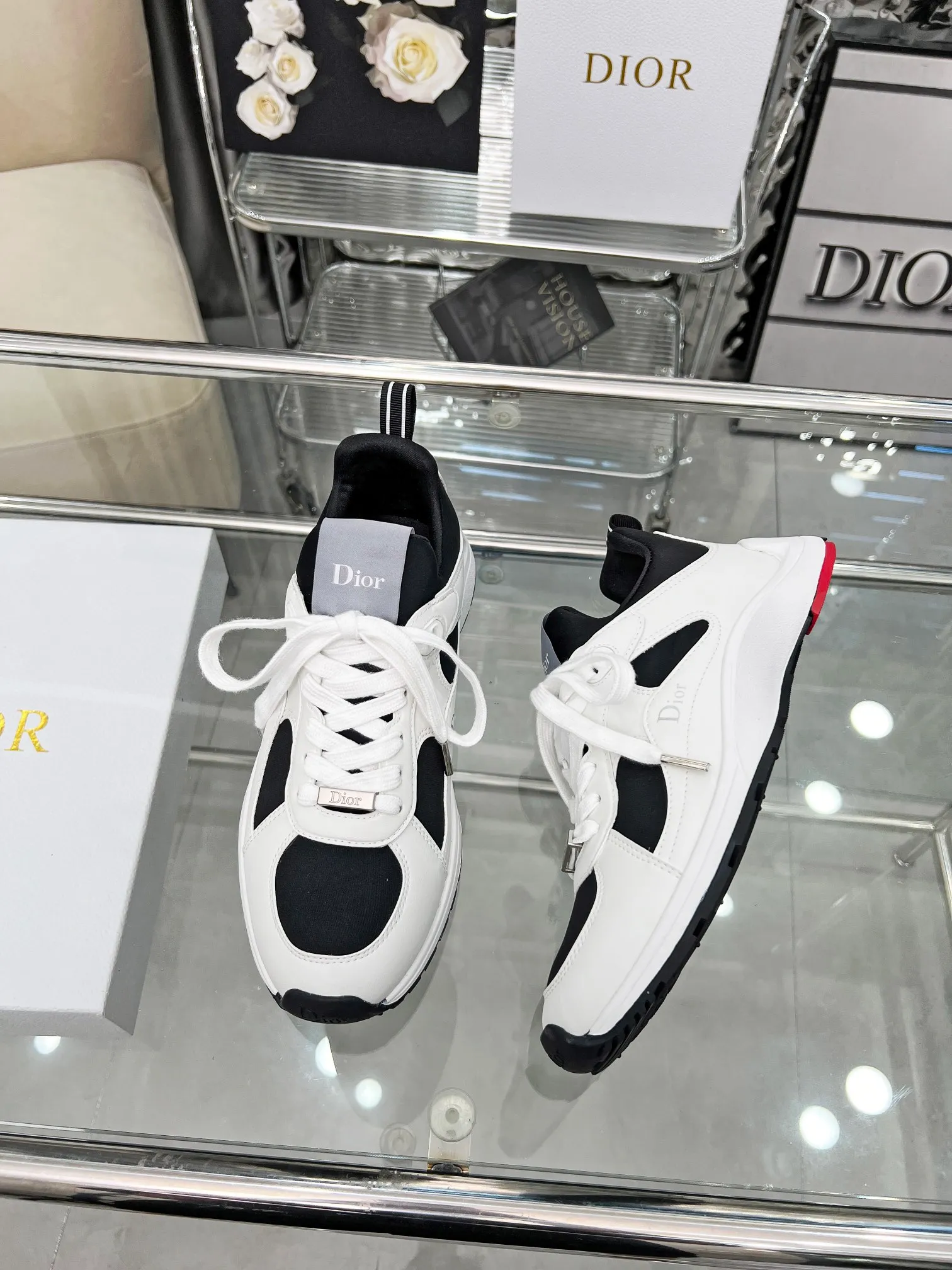 [Dior Dior] P: 560💰Men's model will be released first♺Size: 40-44 (45.46 custom-made) (women's model is being printed) The latest Star series of the 2025 new Dior Dior show, this Dior Star dad sneaker is a new product in the fall of 2025, enriching the classic series with fashionable retro style. Carefully crafted, these Dad Shoes style shoes can be paired with casual looks all year round and follow the trend of the retro market. The Dior logo on the tongue also indicates that this pair of shoes is the B30 model! B30 uses fine-textured leather and mesh cloth materials to form a shoe body. There are conspicuous letters CD on both sides of the shoe body to indicate identity. The multiple lines on the shoe body outline the details, making the shoes look less monotonous and full of retro three-dimensionality! Color: four colors
